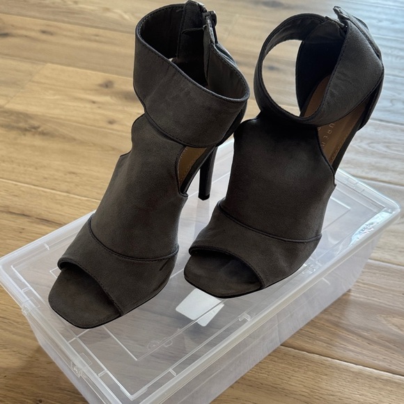 LC Lauren Conrad Shoes - LC Lauren Conrad Grey Open-Toe Heels | Size 8